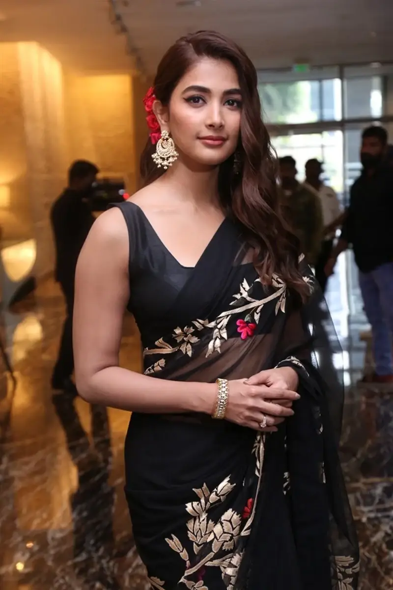 INDIAN ACTRESS POOJA HEGDE IN BLACK SAREE 2